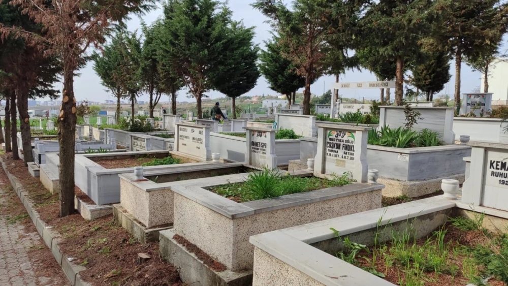 MEZARLIKLARDA BAYRAM ÖNCESİ TEMİZLİK VE BAKIM